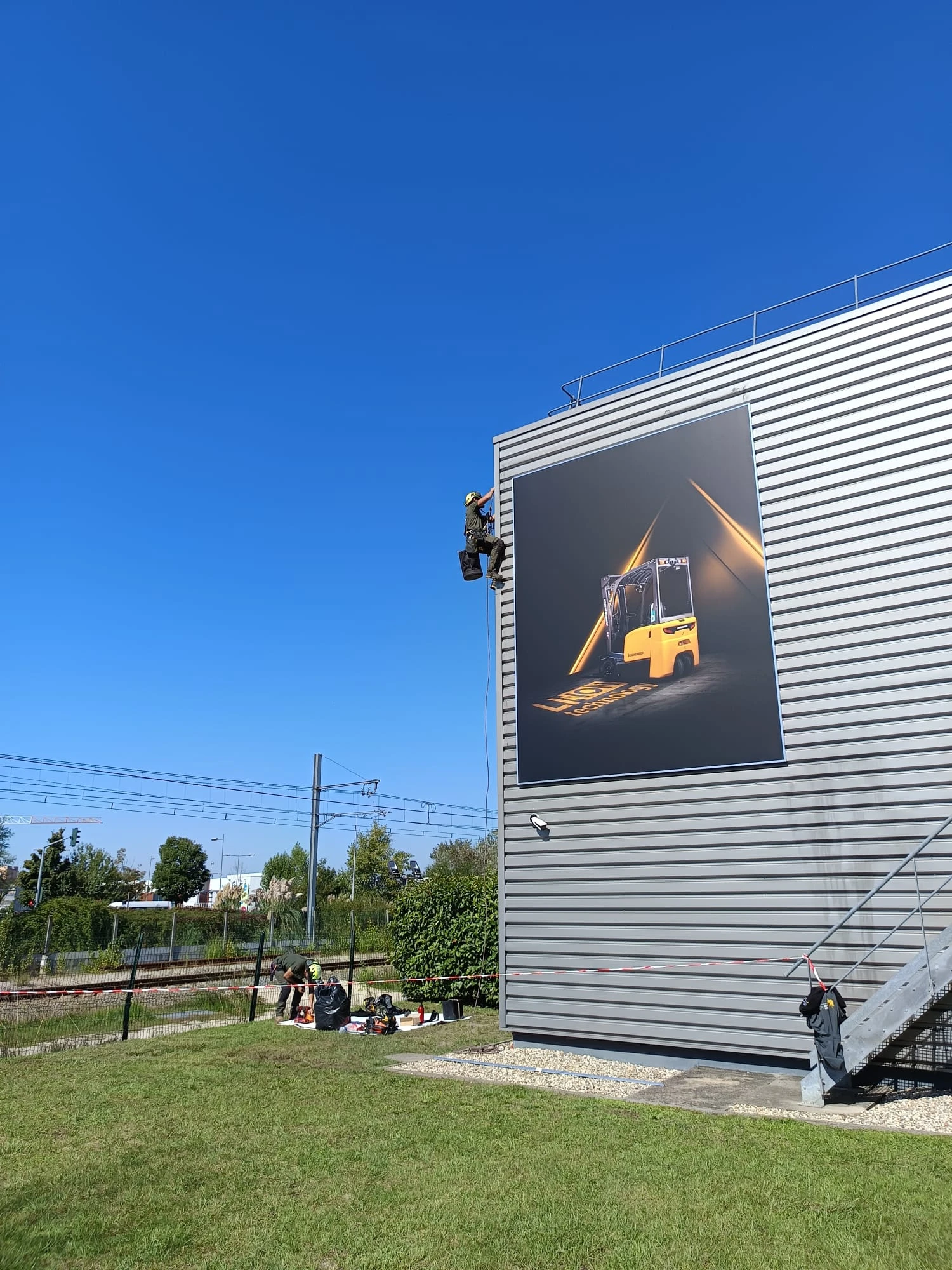 Intervention de cordistes MS Access pour visibilité renouvelée chez JUNGHEINRICH FRANCE SAS à Bruges (bâtiment) – 9